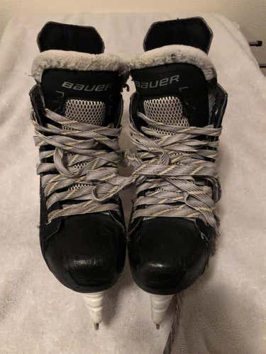 Junior Bauer Supreme 160 Regular Width Size 2 Hockey Skates