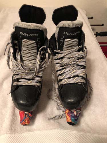 Junior Bauer Supreme 160 Regular Width Size 2.5 Hockey Skates