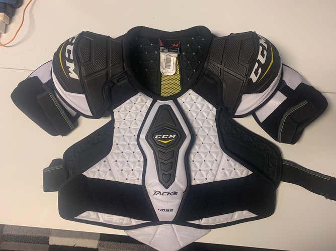 Senior Large CCM Tacks 4052 Shoulder Pads