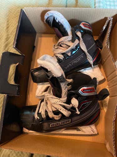 Junior Bauer Vapor x700 Regular Width Size 1 Goalie Skates