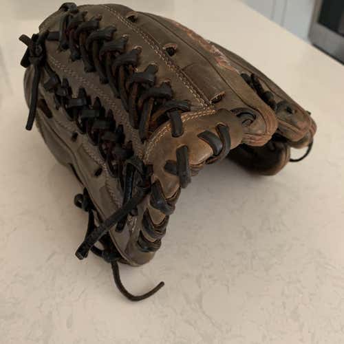 Gray High School/College Pitcher's A2000 11.75" Baseball Glove