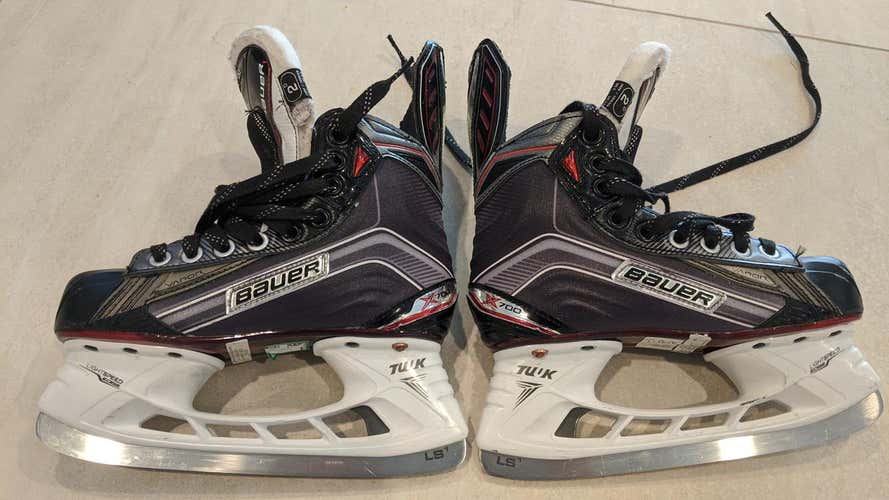 Used Junior Bauer Vapor X700 Hockey Skates Regular Width Size 2 Great Condition