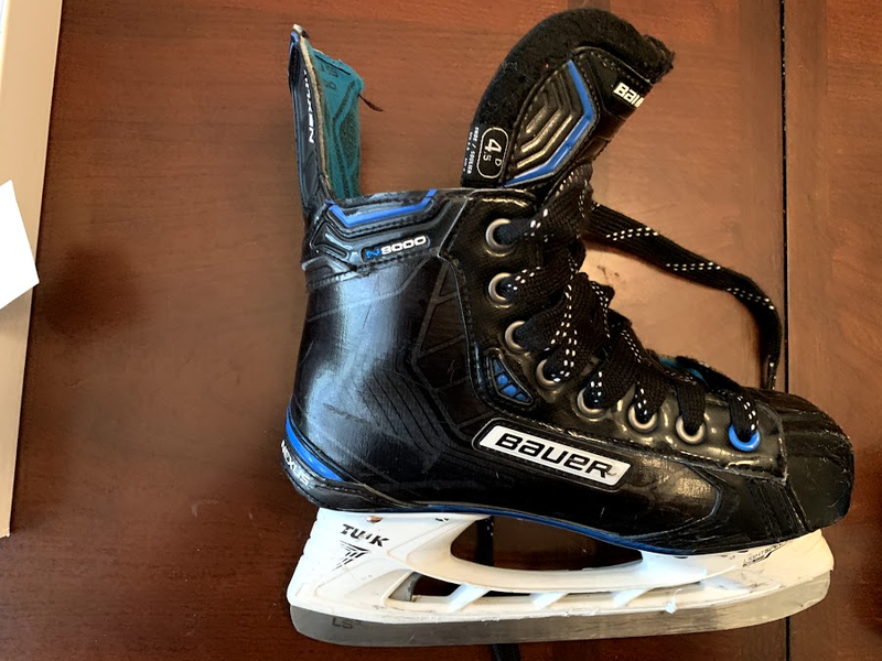 Junior Bauer Nexus N9000 Regular Width Size 4.5 Hockey Skates
