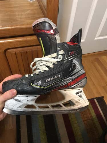 Senior Bauer Vapor 2X Pro Regular Width  Size 9.5 Hockey Skates