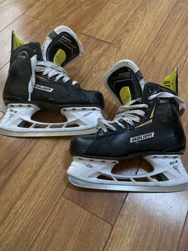 Used Junior Bauer Supreme s29 Hockey Skates Regular Width Size 5.5