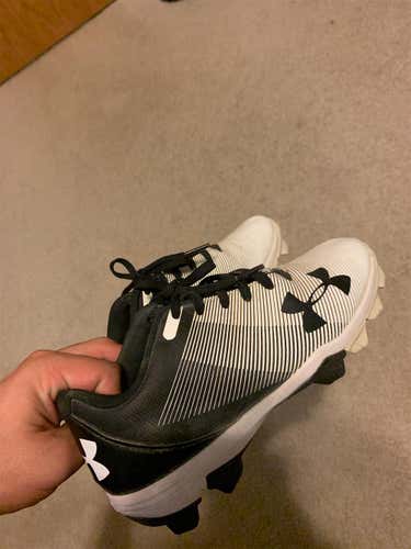 Under Armor Black Kid's Molded Cleats Low Cut (Size 2.5)