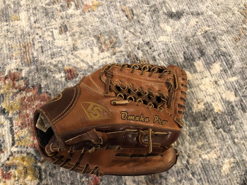 Used Kid Pitch (9YO-13YO) Louisville Slugger Right Hand Throw Infield Omaha Baseball Glove 11.5"