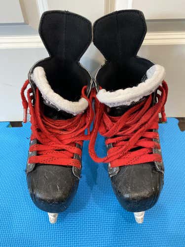 Used Junior Bauer Vapor X700 Hockey Skates Regular Width Size 3.5