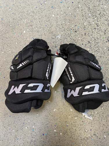 Black New Junior CCM Tacks 6052 Gloves 11"