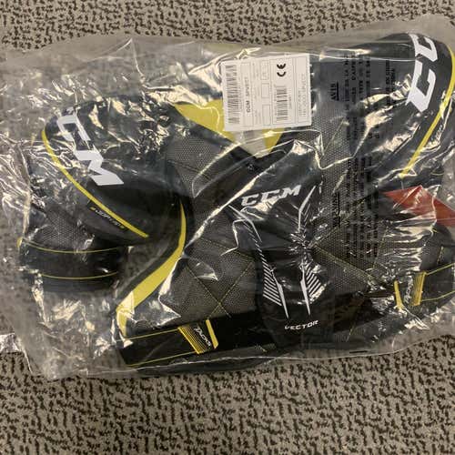 Junior Large CCM Vector  Shoulder Pads