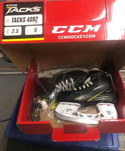 Junior CCM Tacks 4092 Regular Width  Size 2.5 Hockey Skates