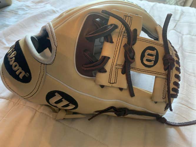 Brown New Kid Pitch (9YO-13YO) Wilson Right Hand Throw Infield A2000 Baseball Glove 11.5"