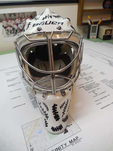 White Gently Used Senior Pro Bauer 960XPM Goalie Mask