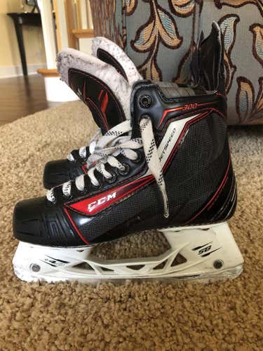 Junior CCM JetSpeed 300 Regular Width  Size 4 Hockey Skates