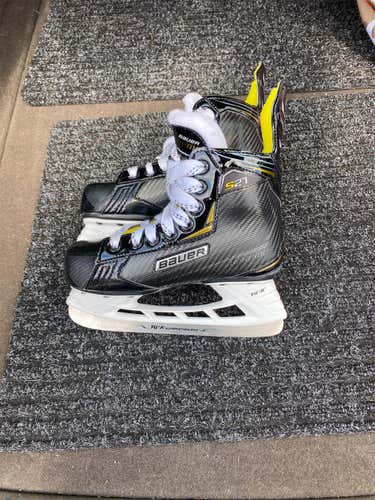 Junior Bauer Supreme S27 Size 13.5 Hockey Skates
