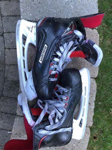 Youth Bauer Vapor X600 Regular Width  Size 5.5 Hockey Skates