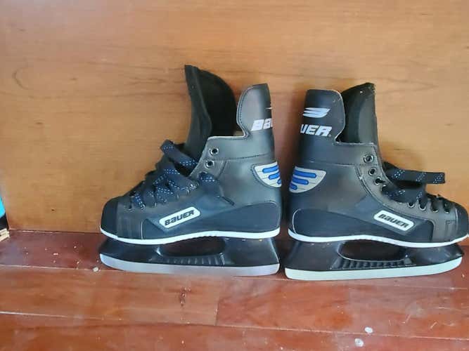 New Senior Bauer Hockey Skates Regular Width Size 6.5