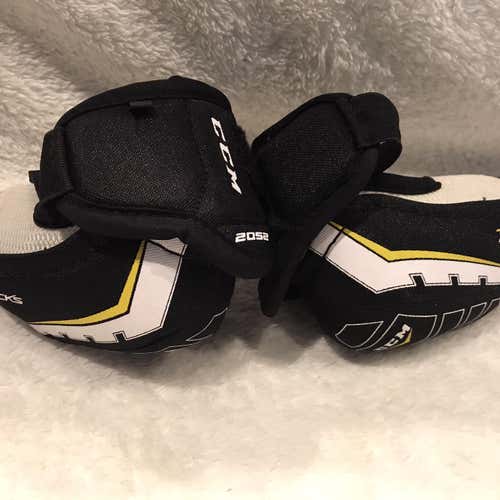 Junior Medium CCM Tacks 2052  Elbow Pads