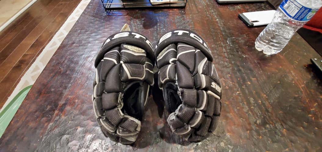 Black Used Junior Easton Stealth S19 Gloves 11"