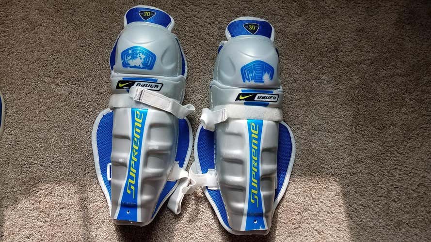 LIKE NEW BAUER Shin Pads