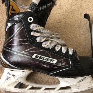 Junior Bauer Bauer supreme matrix 2016 Regular Width  Size 4 Hockey Skates