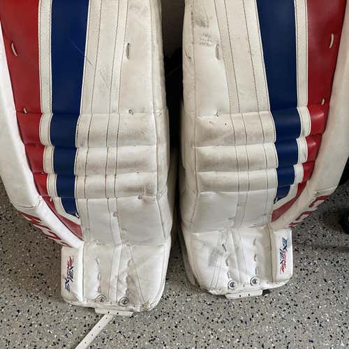 White Senior 33 +1 CCM Extreme Flex 760 Goalie Leg Pads