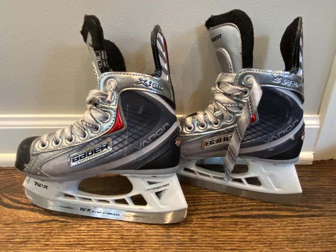 Used Youth Bauer Vapor Hockey Skates Size 12