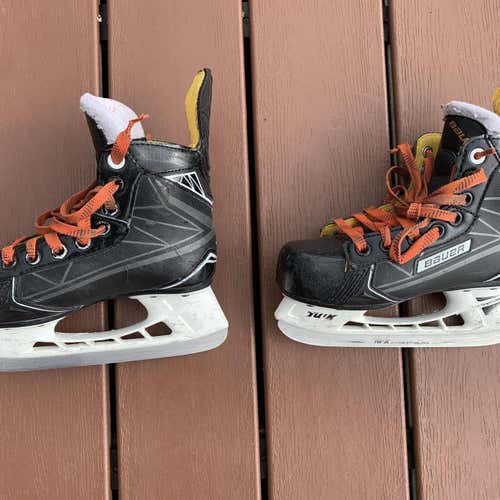 Youth Bauer S160 Wide Width Size 13 Hockey Skates