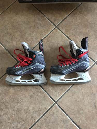 Youth Bauer Vapor X700 Regular Width Size 2 Hockey Skates