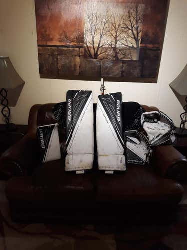 Int Large Bauer Regular Supreme S190 + extra SR glove.