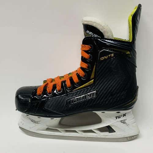 Junior Bauer Supreme Ignite Extra Wide Width Size 2.5 Hockey Skates