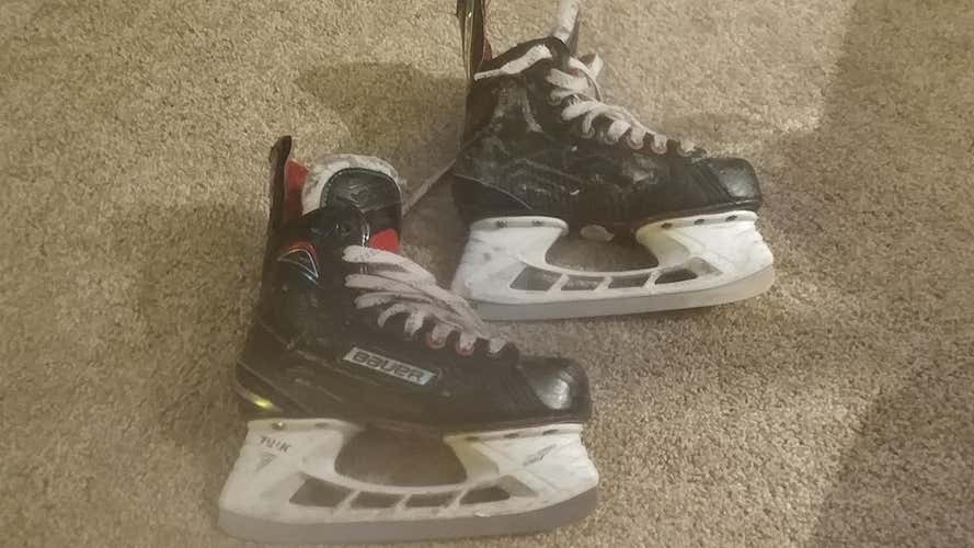 Used Junior Bauer Vapor X700 Hockey Skates Regular Width Size 2.5