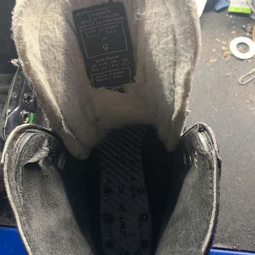 Senior Reebok Ribcor Regular Width  Size 9 Hockey Skates