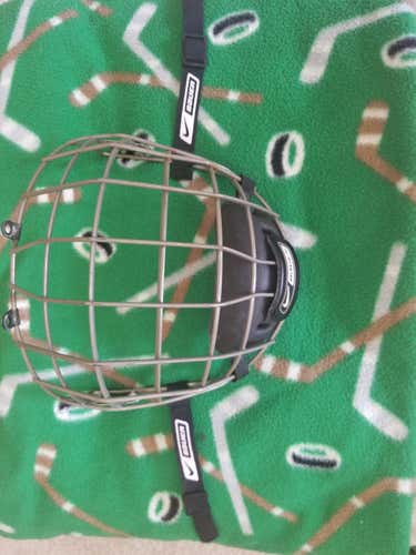 Bauer True Vision FM8500 Oval Cage in Titanium color