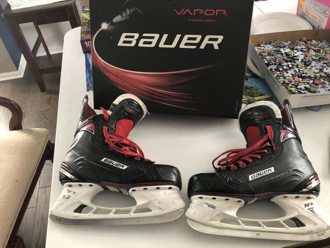 2018 Junior Bauer Vapor X700 Regular Width Size 5.5D Hockey Skates