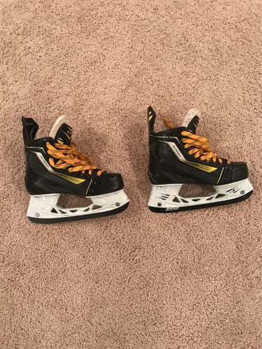 Junior CCM Regular Width Size 5 Hockey Skates