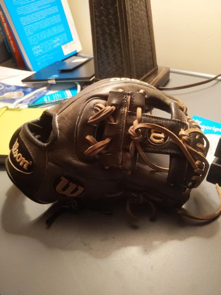 Black High School/College Used Wilson Infield Right Hand Throw A2000 Baseball Glove 11.5"