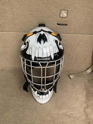 Black Senior Vaughn VM 7400 Goalie Mask