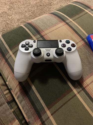PS4 white controller