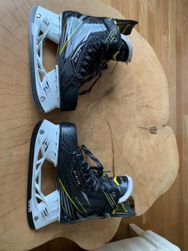 Senior CCM Ultra Tacks Regular Width  Size 8 Hockey Skates