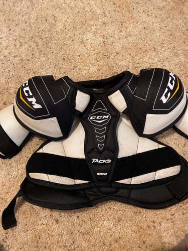 Junior Large CCM Tacks ID53  Shoulder Pads