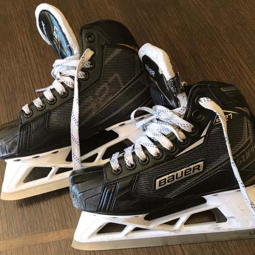 Junior Bauer Supreme S27 Regular Width Size 2.5 Hockey Goalie Skates