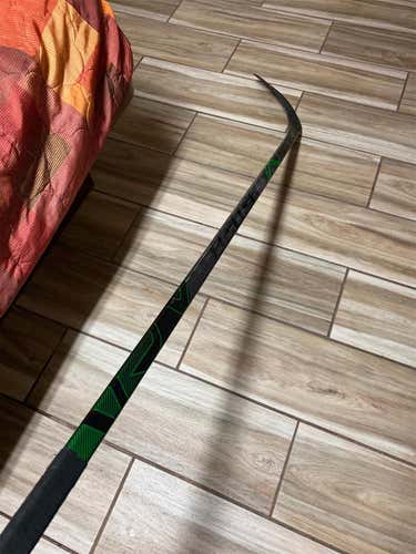 Senior Right Handed Vapor ADV Toe Pattern Hockey Stick Grip