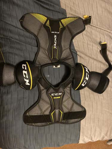 Junior Used Small CCM Tacks 3092 Shoulder Pads