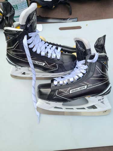 New Out Of Box Junior Bauer Supreme 1S Hockey Skates Regular Width Size 5