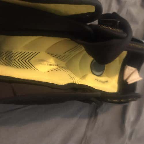 Junior Bauer Supreme 1S  Shin Pads