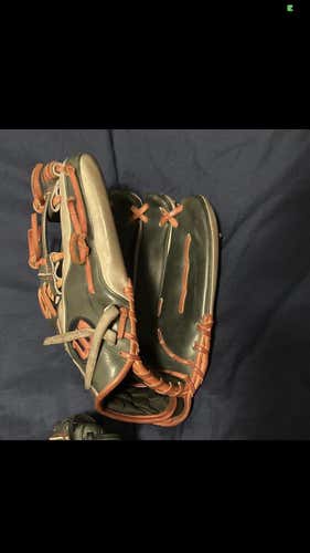 A2000 11.75" Baseball Glove