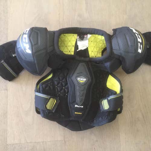 Junior Medium CCM Tacks 6052  Shoulder Pads