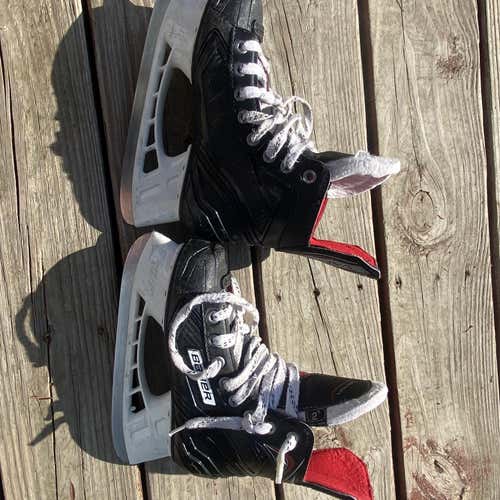 Youth Bauer Vapor X300 Regular Width Size 2 Hockey Skates