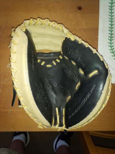 Black Used Rawlings Right Hand Throw Catcher's Gold Glove Elite Baseball Glove 32.5"
